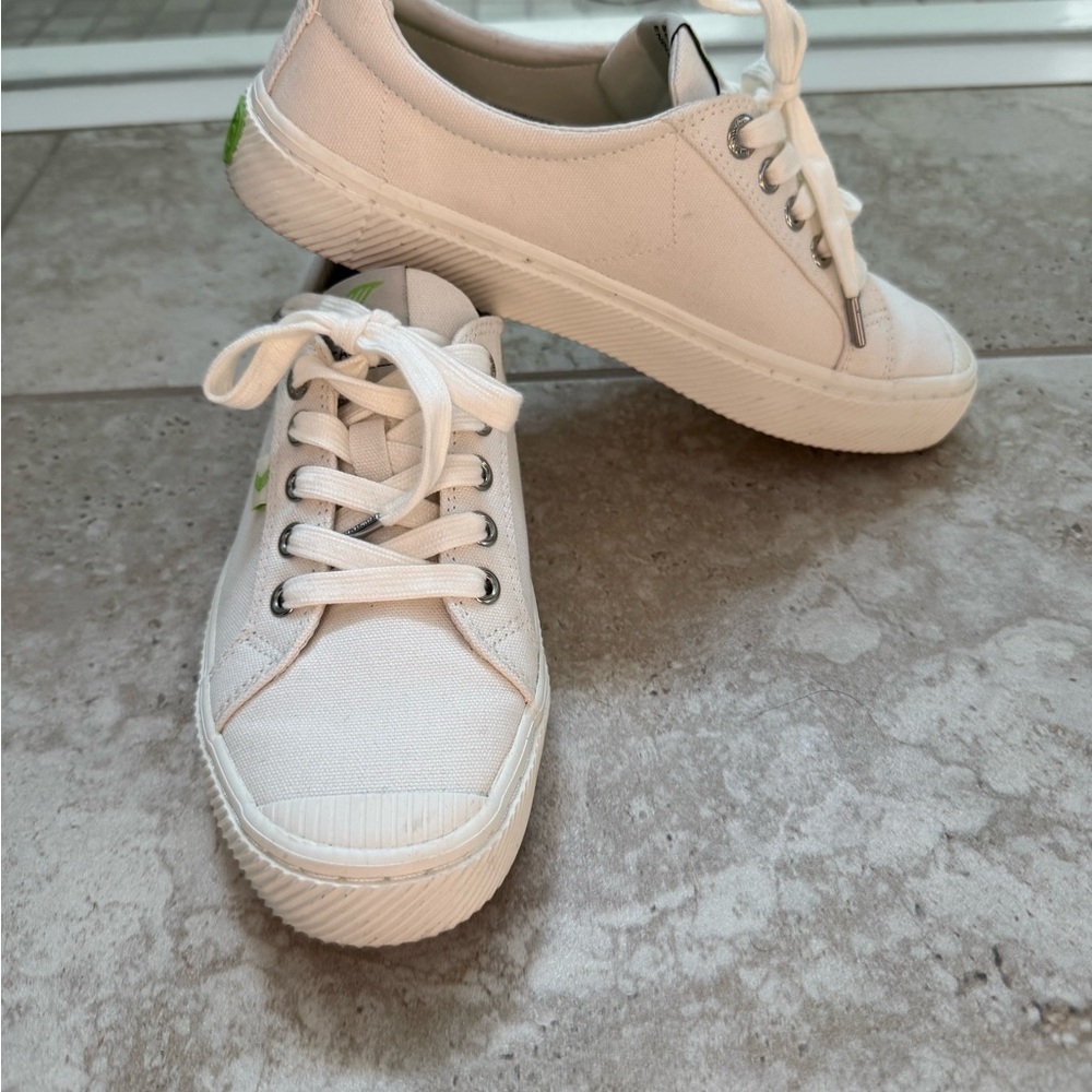 Cariuma White OCA Low Canvas Sneakers Size 7.5 - Picture 3 of 4